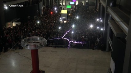 Hundreds enjoy Tesla coil concert in Thessaloniki