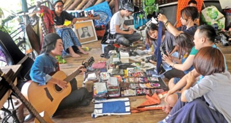 Eski Sevgiliden Kalanların Satışa Çıkarıldığı Pazar Büyük İlgi Görüyor