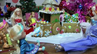 TRAIN Ride ! Toddlers FALL ! Elsa & Anna - New Years Party - Dance - Gingerbread - Playing