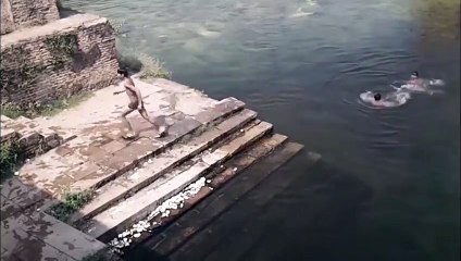 2 jeunes aperçoivent un esprit qui parcourt les marches avant de disparaitre…