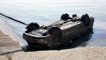 선착장 앞바다에 빠진 승용차서 유골 발견 / YTN