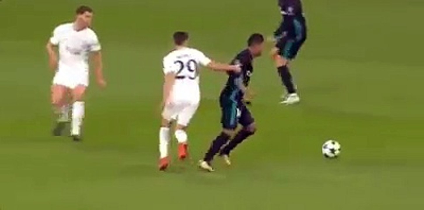Fantastic mid game dancing from Casemiro! 