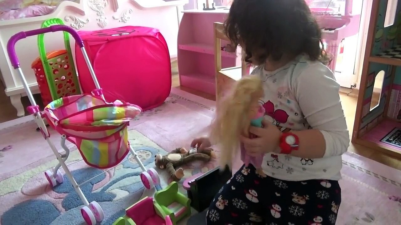 Öykü Evcilik Oynuyor