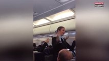 Des supporters martyrisent avec humour une hôtesse de l'air (vidéo)