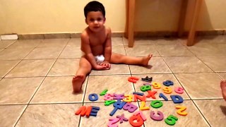 Criança de 2 anos sabe alfabeto Paulinho X Alfabeto