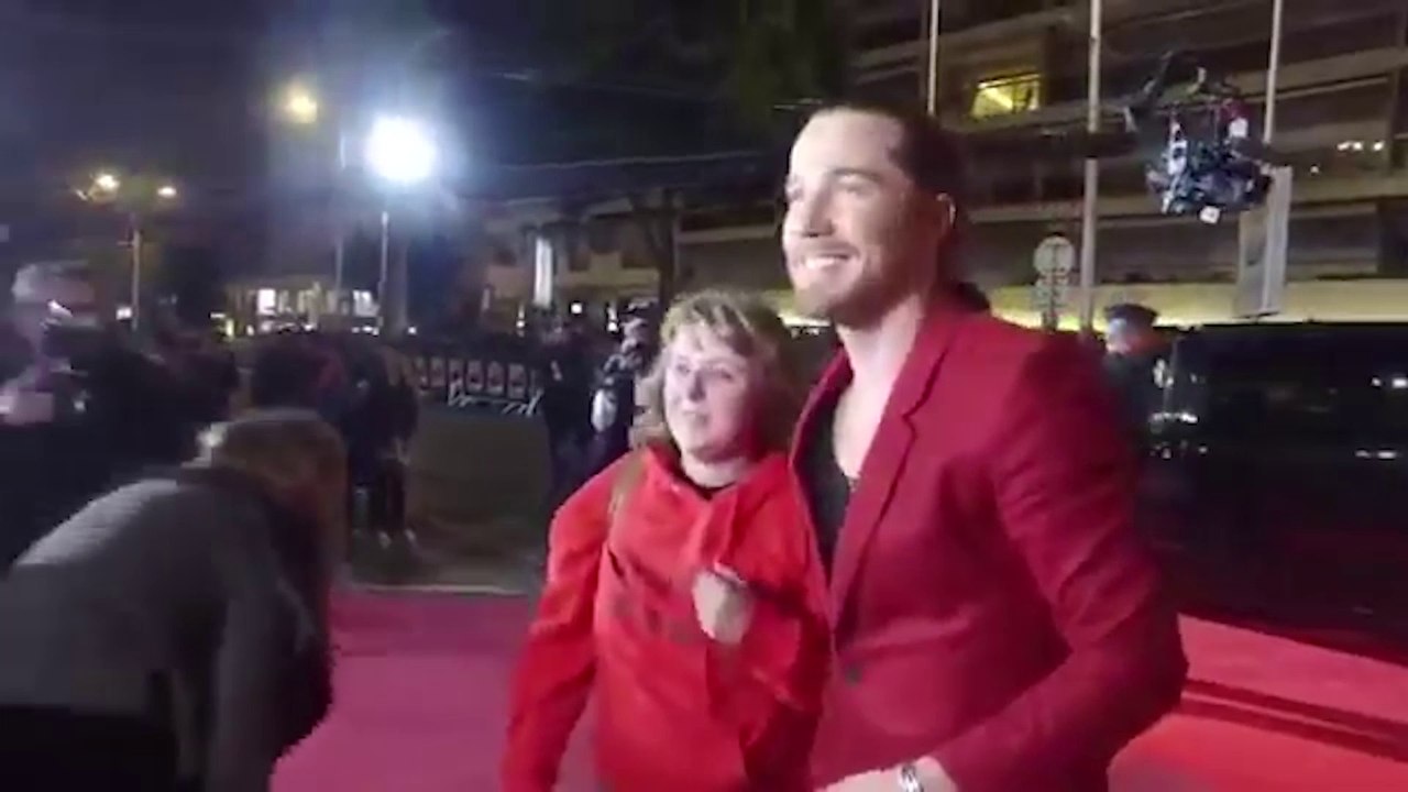 NRJ Music Awards : Julien Doré monte les marches avec une fan