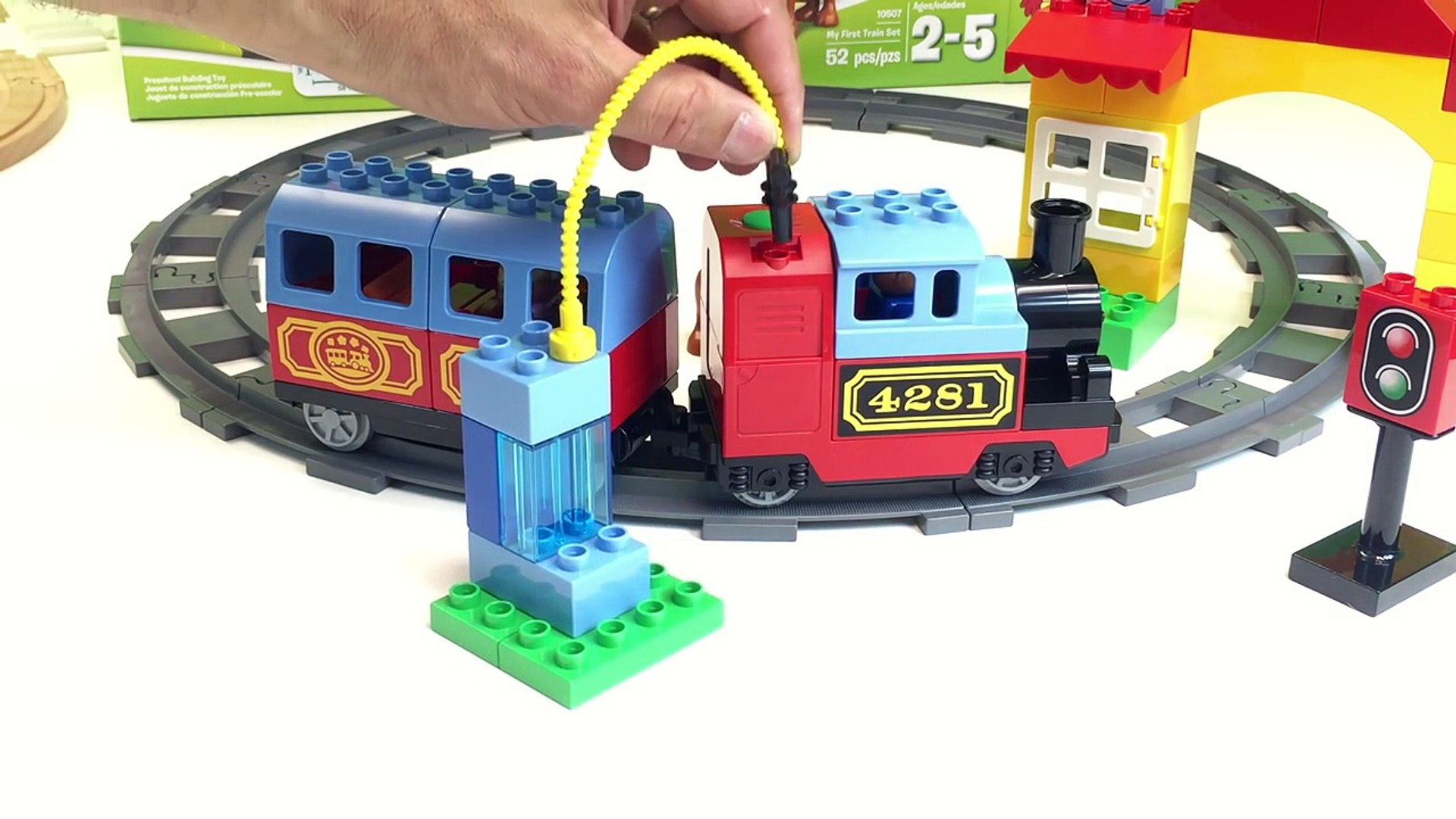LEGO DUPLO 10507 My First Train Set vs THOMAS WOODEN RAILWAY - Vidéo  Dailymotion