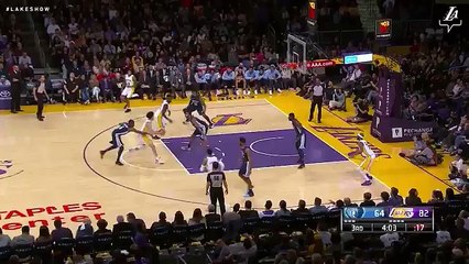 Lonzo Finds Randle Under the Basket