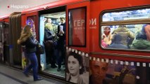 Usuarios del Metro de Moscú viajan al mundo del cine
