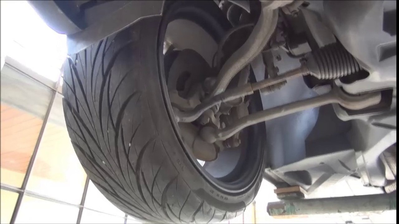 Querlenkergelenk am Auto auf Spiel überprüfen