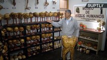 Este doctor muestra su colección de artesanía hecha con huesos humanos