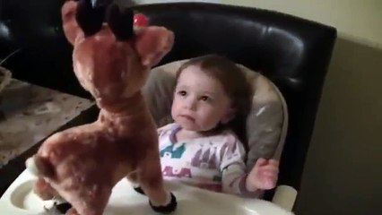 La pauvre : ce bébé est terrorisée quand sa peluche perd la tête