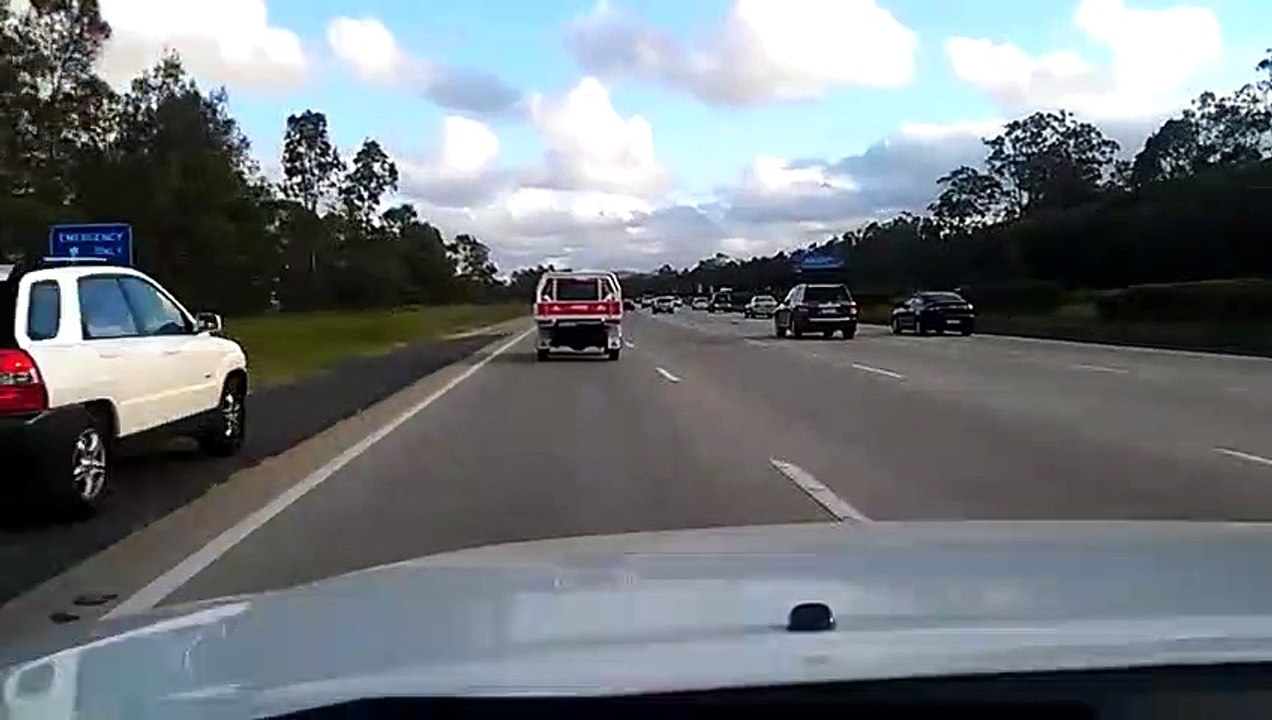 Quand un pigeon vole vite aussi que les voitures sur une autoroute