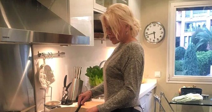 Mutfakta Poz Veren 70'lik Ajda Pekkan, Kalçalarıyla 20'lik Kızlara Taş Çıkardı