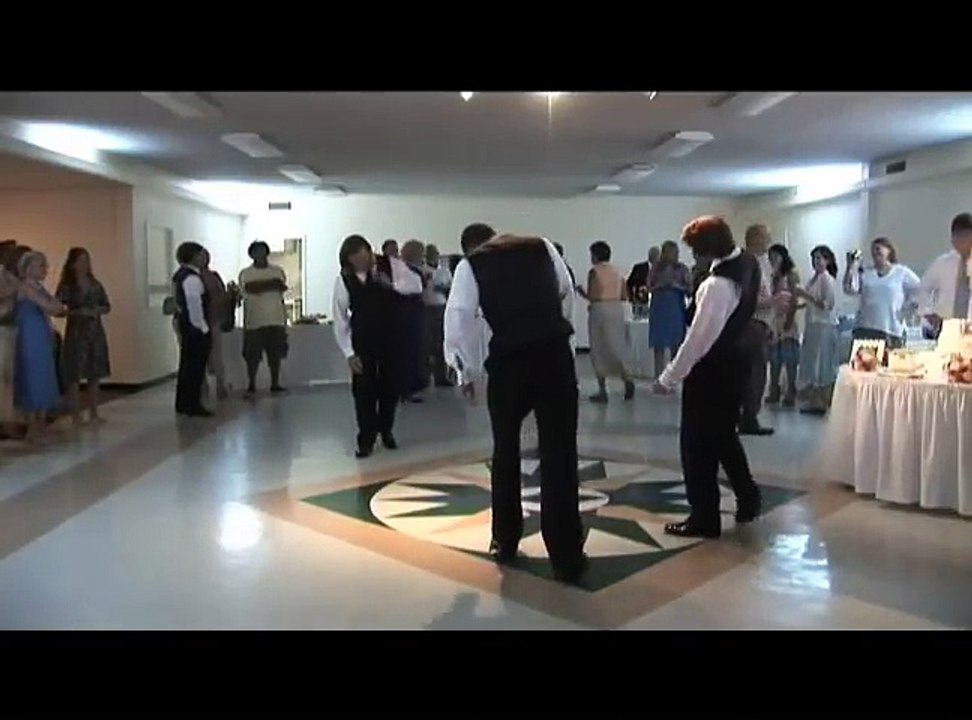 Le marié et ses 4 hommes d’honneur préparent un show qui va rendre fous les invités du mariage