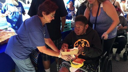 Un payaso latino se preocupa por alimentar a indigentes en Los Ángeles