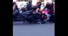 Ils volent une moto en plein jour devant les passants.