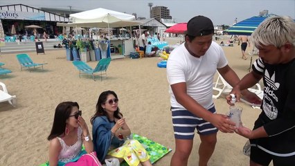 【VS ダイナマイトpee】ギャルに無料で〇〇をどっちが飲ませられるか？