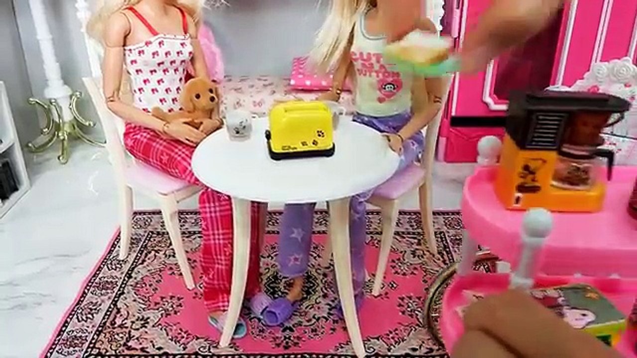 Barbie bebek Yatak odası Barbie iki katlı yatak Sabah rutini video