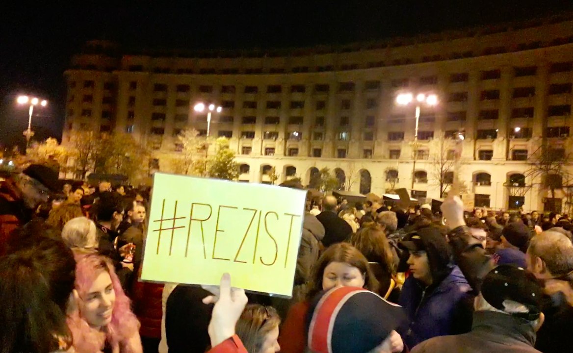 Romanian Protesters Hold Anti-Corruption Demonstration in Constitution Square