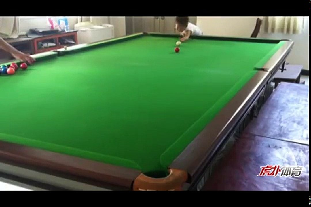 INCRÍVEL: Garoto chinês de 3 anos arrasa na sinuca