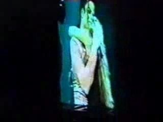 Michael Jackson embrasse une fan sur la bouche!!