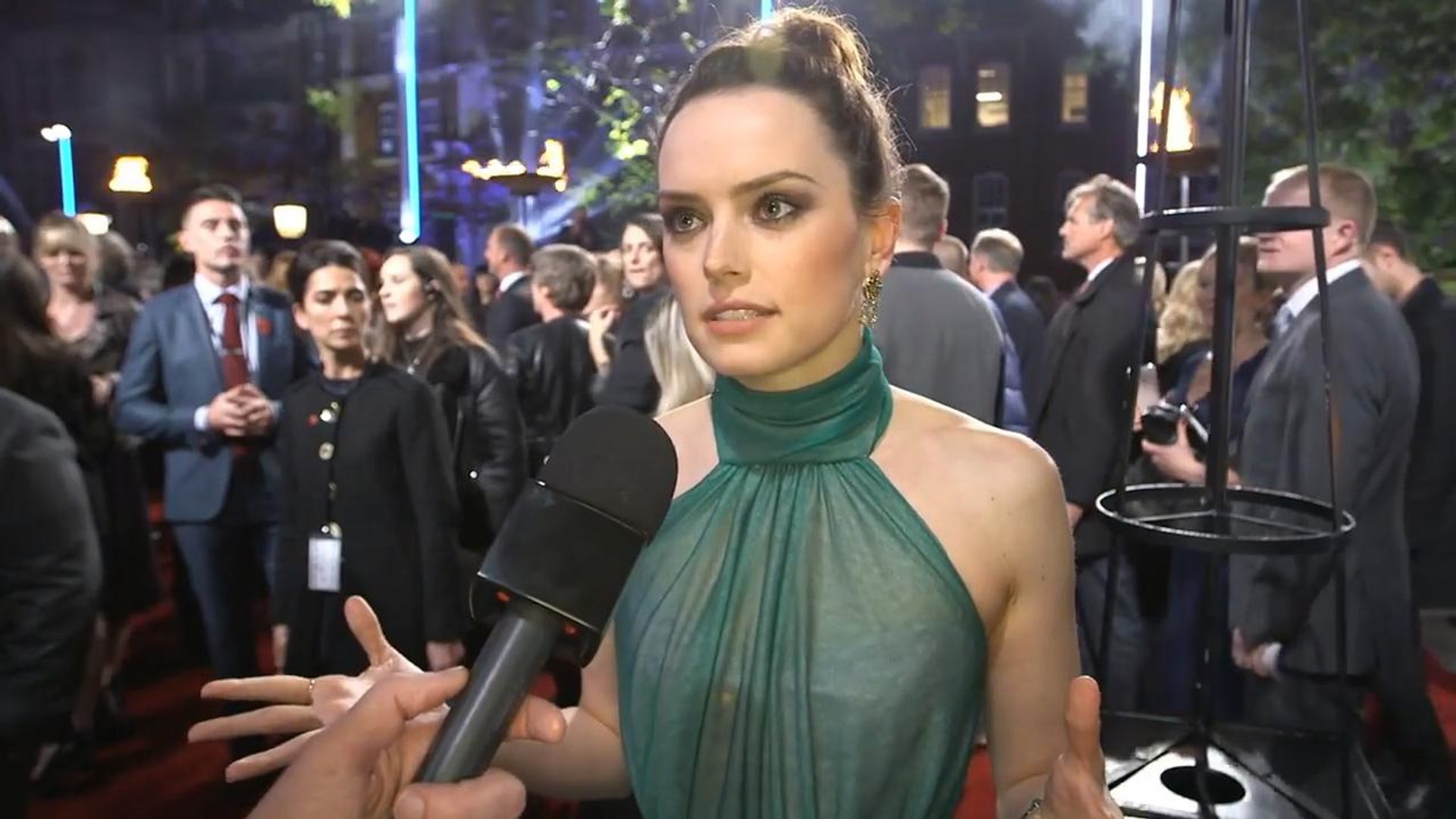 Murder on the Orient Express' World Premiere: Daisy Ridley - video  Dailymotion