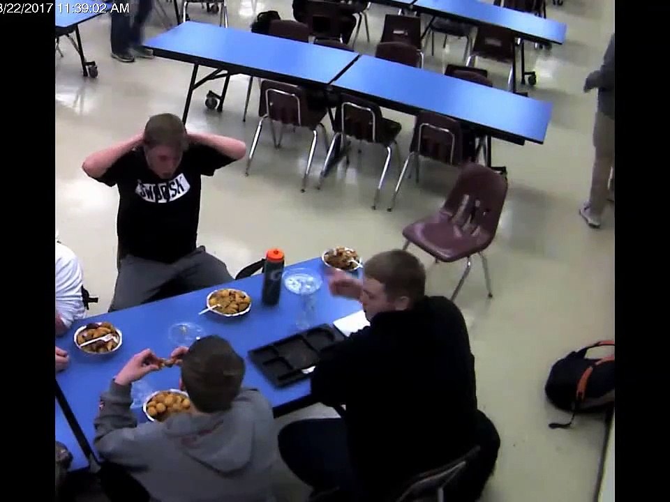 Ce gars va sauver la vie de son pote qui s'étouffe à la cantine... Héro