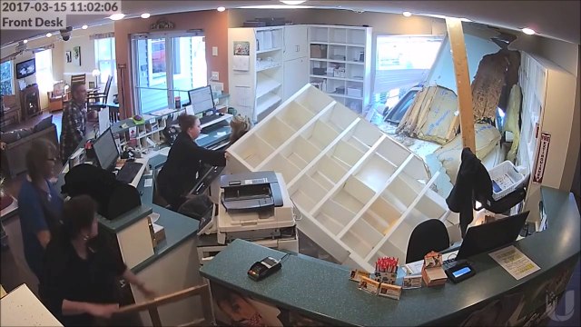 Un chauffard détruit cette clinique vétérinaire mais miraculeusement personne ne va etre blessé