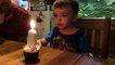 Thổi nến sinh nhật vất vả, em bé 2 tuổi khiến người xem không nhịn được cười