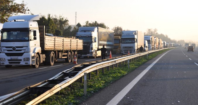 Anadolu Otoyolu'nda TIR Devrildi! İstanbul Yönü Trafiğe Kapandı