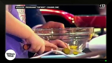 Une jeune fille prend peur sur un plateau de télé prenant une caméra pour... un dinosaure ! Regardez