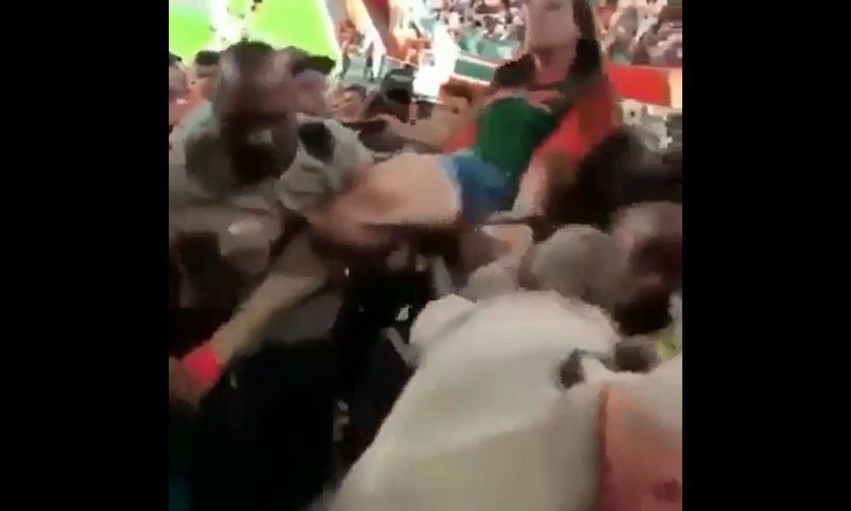 Cette femme frappe un flic, elle va vite le regretter.