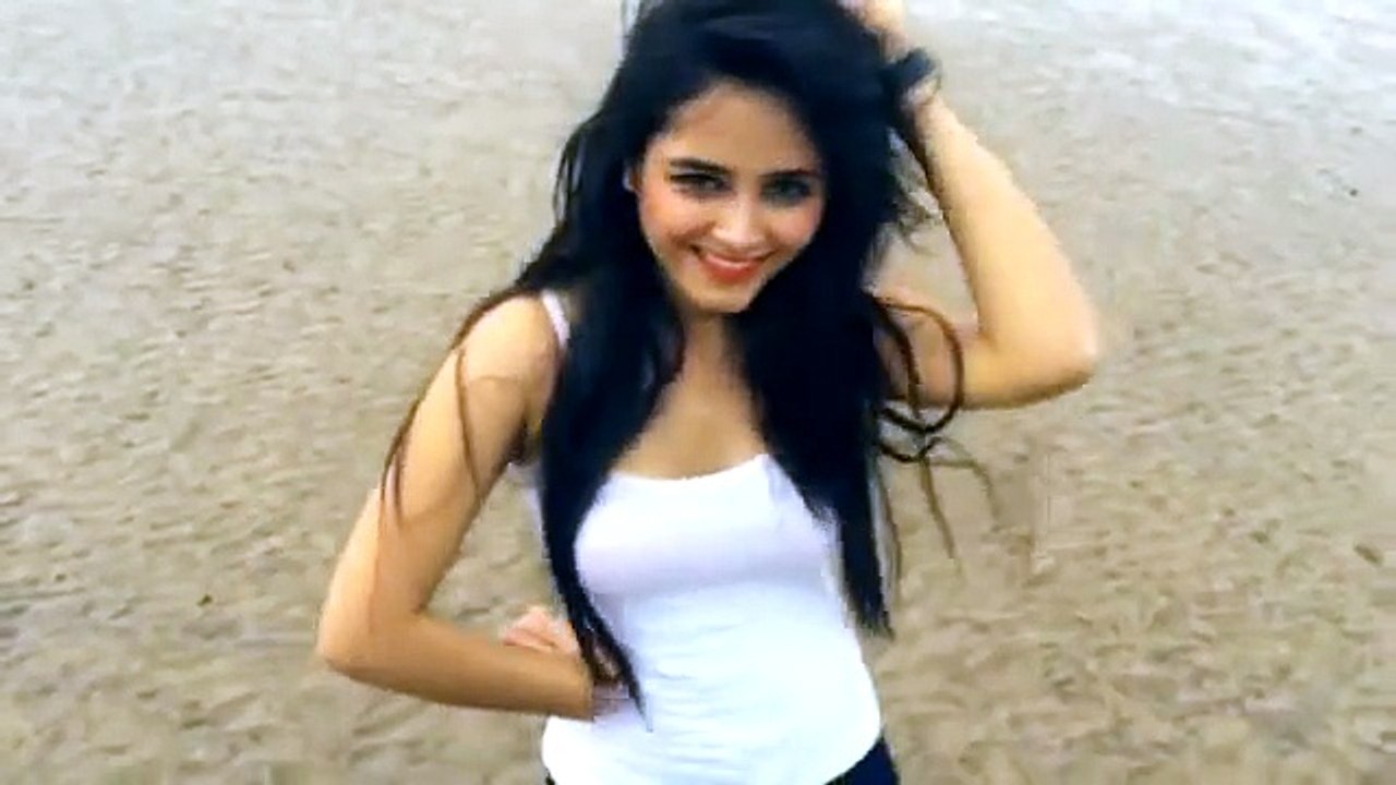 Beautiful Dance of an indian Girl on Isaq Mera Tu Song