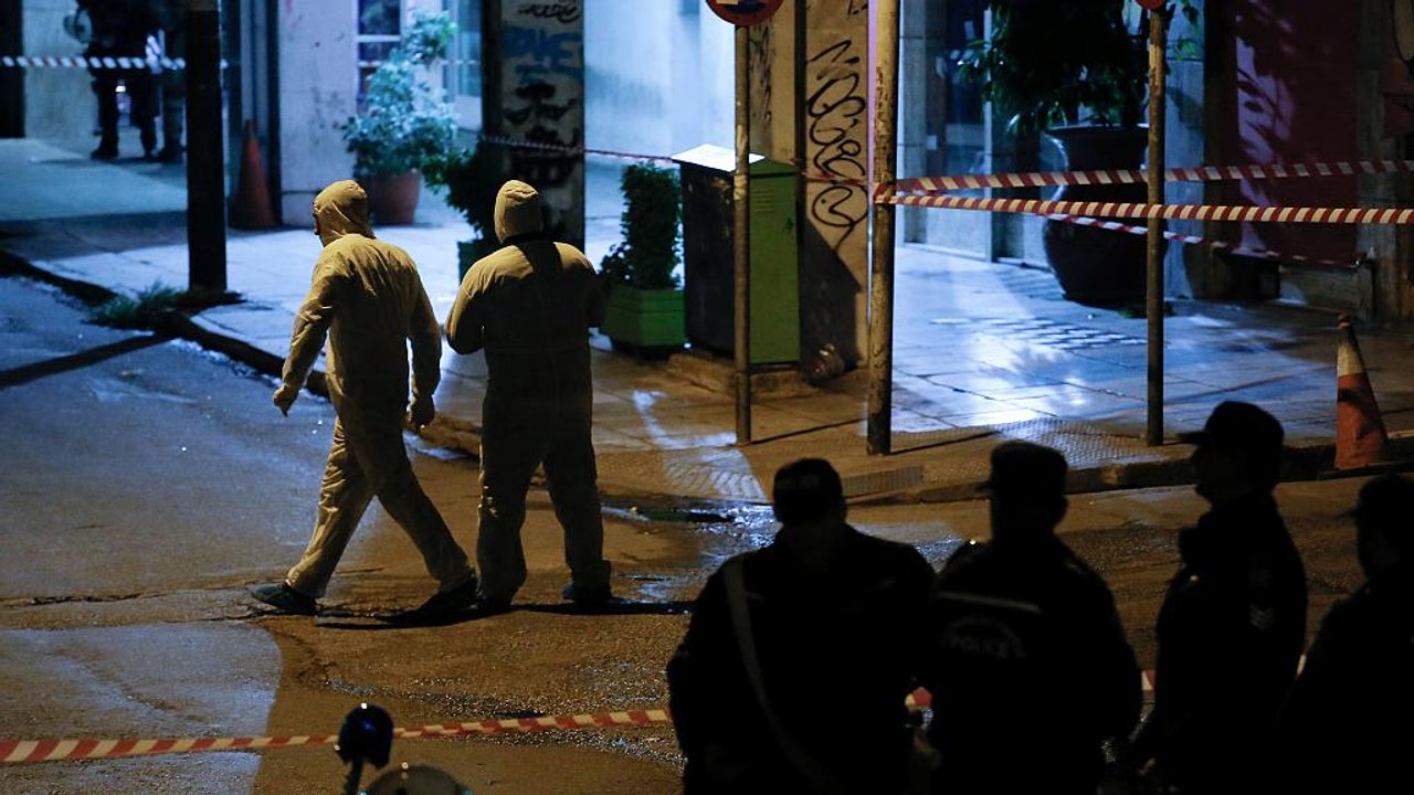 Με το καλάσνικοφ-σφραγίδα της «Επαναστατικής Αυ...