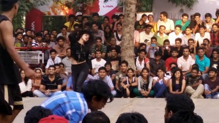 Beautiful Girl Dance at Public by Indian girl HD