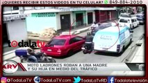 Motorista ladrones roban a una madre y su hija en medio del tráfico- Al Rojo Vivo-Video