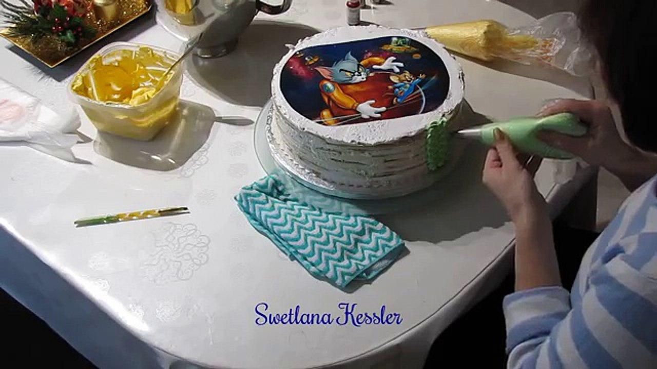Оформление торта кремом и сахарной картинкой.