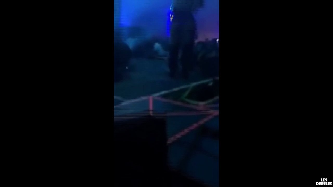 Elle se fait demander en mariage... et tombe dans un trou ! (vidéo)