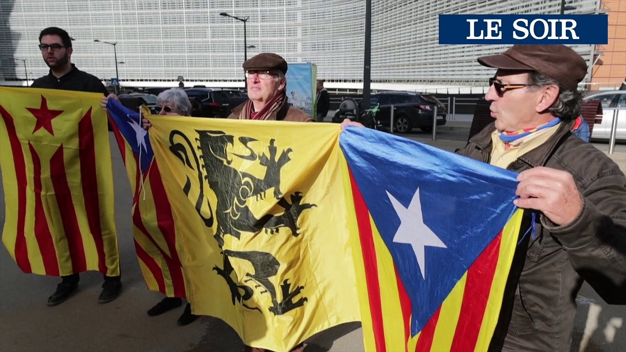 200 maires catalans devant le siège de la Commission Européenne à Bruxelles