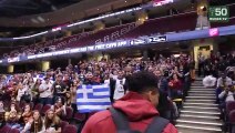Ο Γιάννης Αντετοκούνμπο τραγουδά τον Εθνικό Ύμνο με Εκατοντάδες Ελλήνες - Καβαλίερς vs Μπακς - 08.11.2017