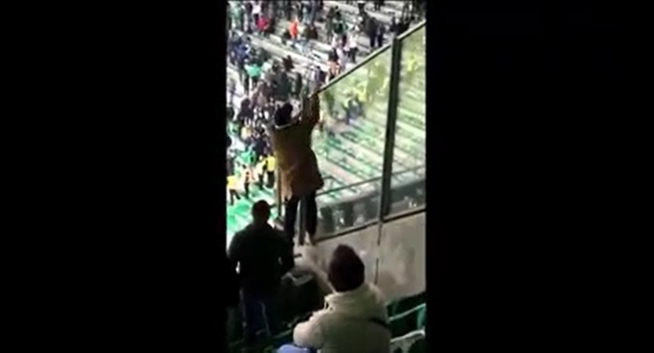 Un supporter Stéphanois pisse dans une bouteille et la balance sur les supporters Lyonnais.