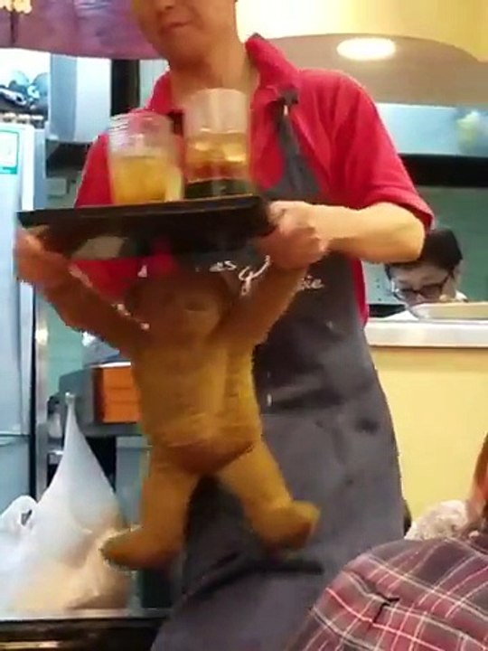 Service d'un restaurant par un ours en peluche.. ce serveur est fou !