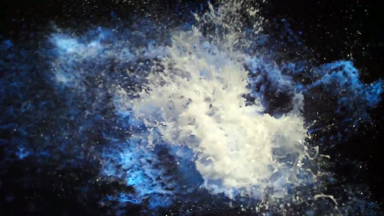 Session de surf dans des vagues lumineuses à cause du Plancton !