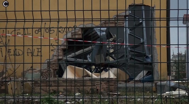 Aversa (CE) - Crolla il tetto della palestra dell'Itis A.Volta (07.11.17)