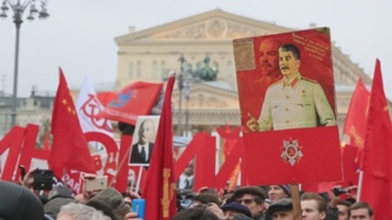 Los comunistas marchan en Moscú por el centenario de la Revolución Bolchevique