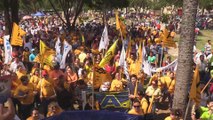 Docentes tiñen de amarillo Asunción para pedir mejora salarial