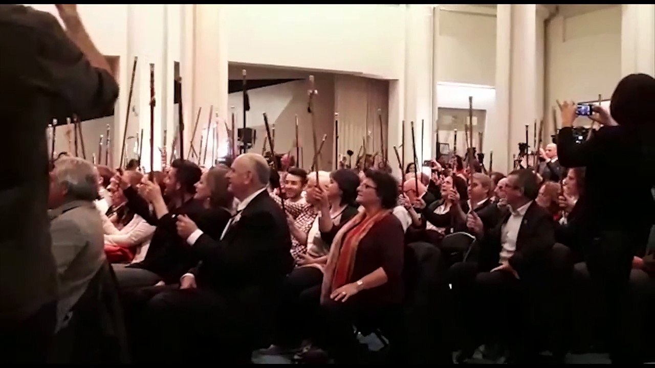 "Liberté, liberté", clament les maires catalans à Bruxelles