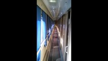 L'effet hypnotique des ombres défilant dans un couloir de train