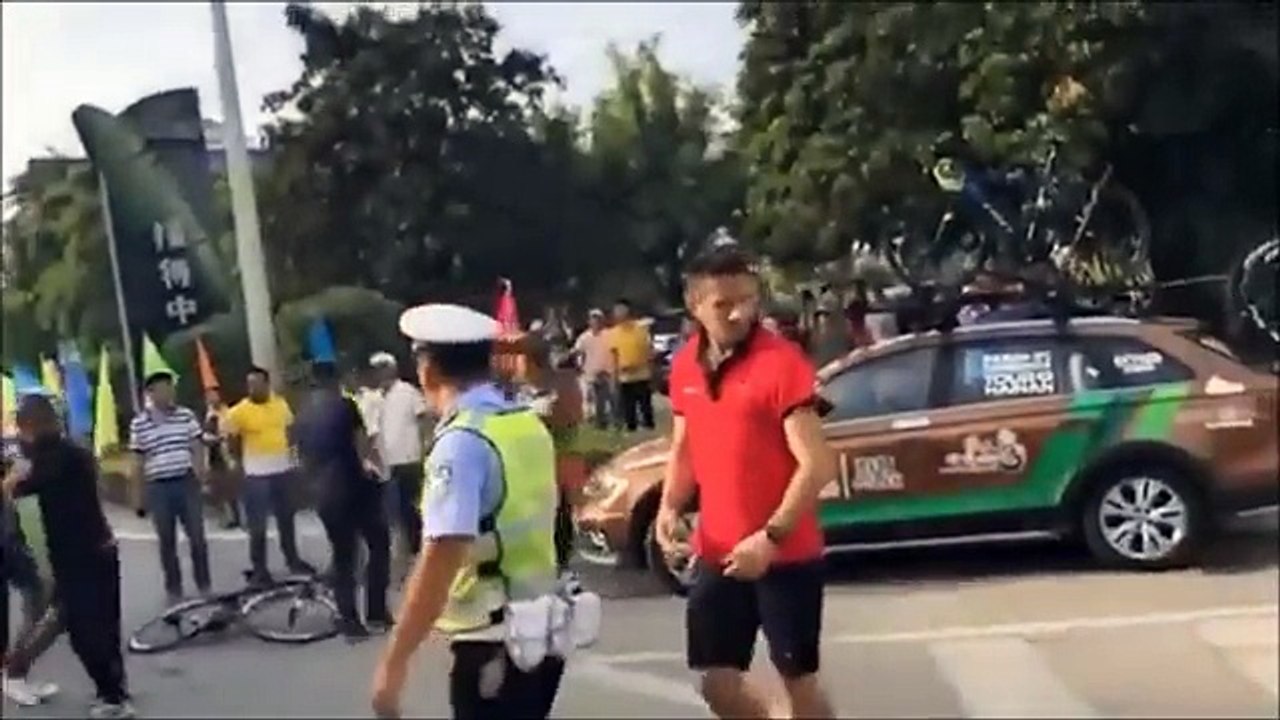 Ciclista chinês larga bicicleta e desata aos murros a membros de equipa adversária